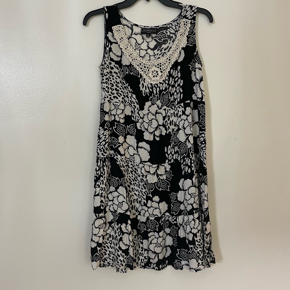 Black & White tiered floral lace trimmed flowy perfect summer dress PS small EUC